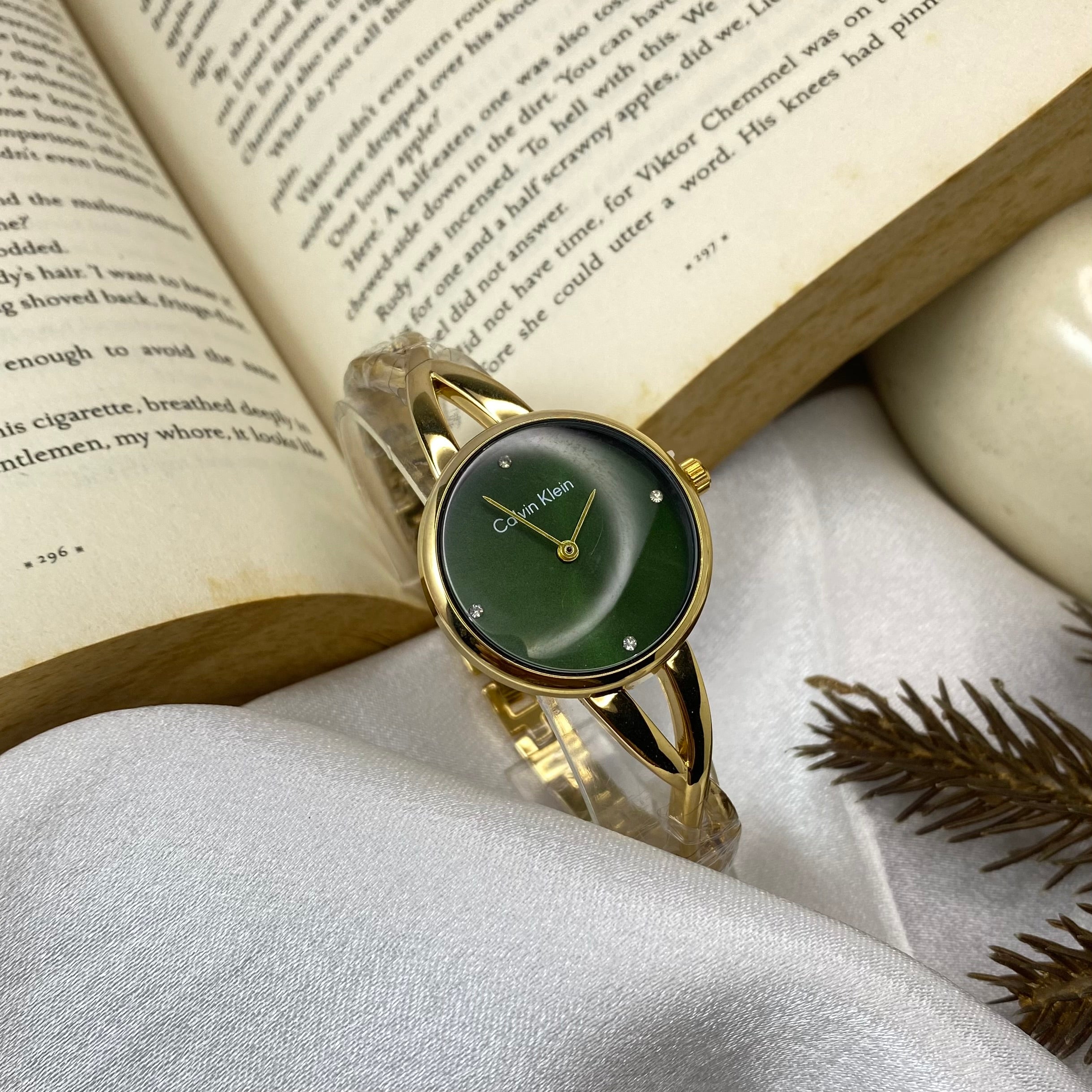 Seductive Bangle Gold Tone Watch (K4E2N61V)